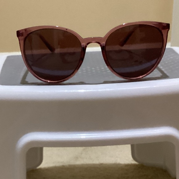 🆕🔥solar accent brand, super cute and stylish Pink Sunglasses nwt - Picture 3 of 3